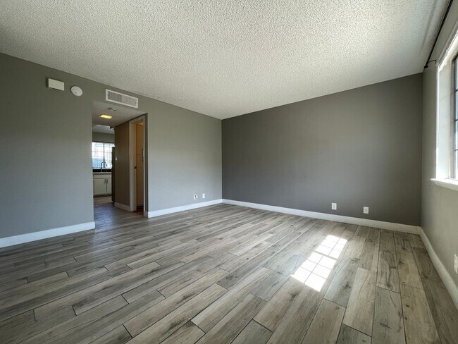 Foto del edificio - 2 BED 2 BATH TOWNHOUSE NEAR LAKE MEAD AND HOLLYWOOD