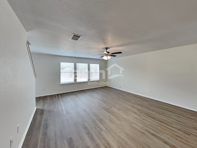 Foto del edificio - 7622 Bartell Point