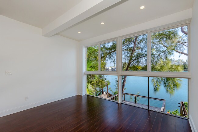 Building Photo - 5009 SW 71st Pl