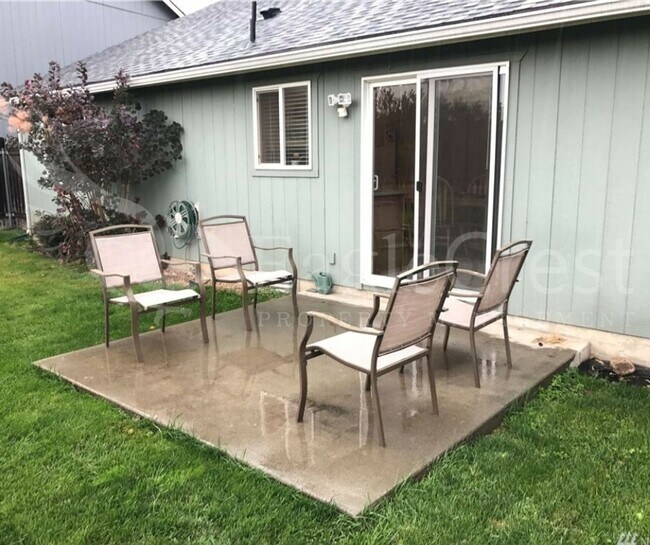 Building Photo - Three Bedroom, Two Bathroom House Located Near WWCC