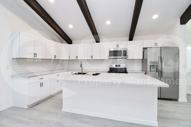 Building Photo - 5623 S Rocky Point Rd