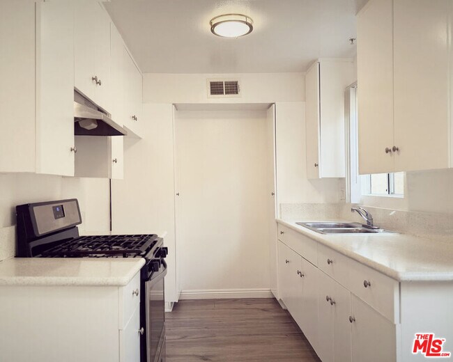 Foto del edificio - 16037 Vanowen St