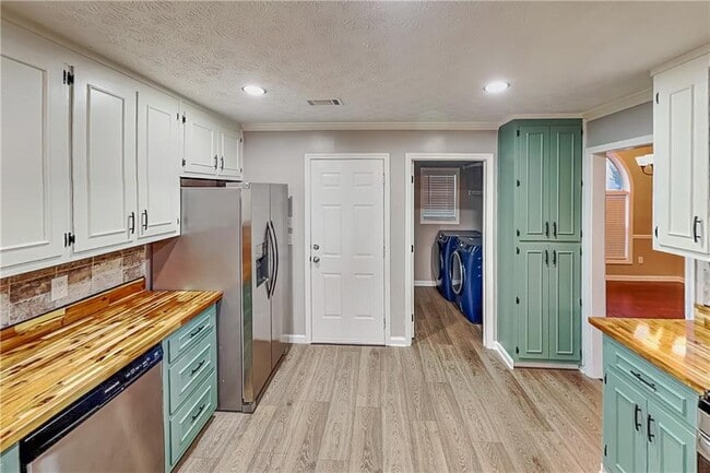 Building Photo - 985 Crystal Water Dr SE