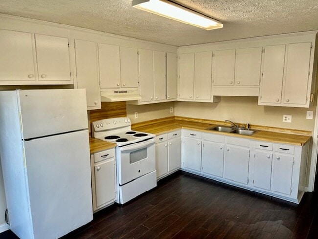 Building Photo - Crosscreek Dr #6
