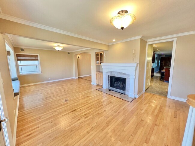 Building Photo - A Beautifully Large 4 Bedroom 4 Bathroom H...