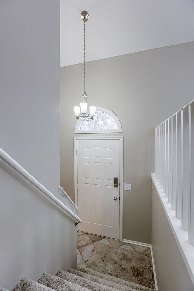 Foto del edificio - Bright Home With Spacious Living Areas Clo...