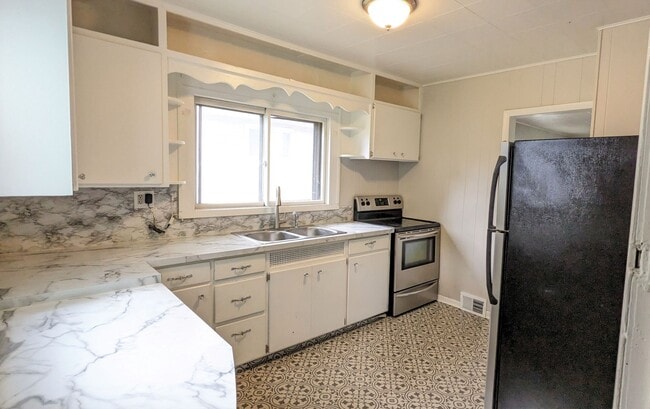 Building Photo - 1005 W. Dale, 3 bedroom home with basement...