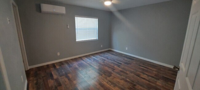 Building Photo - 230 Desoto St