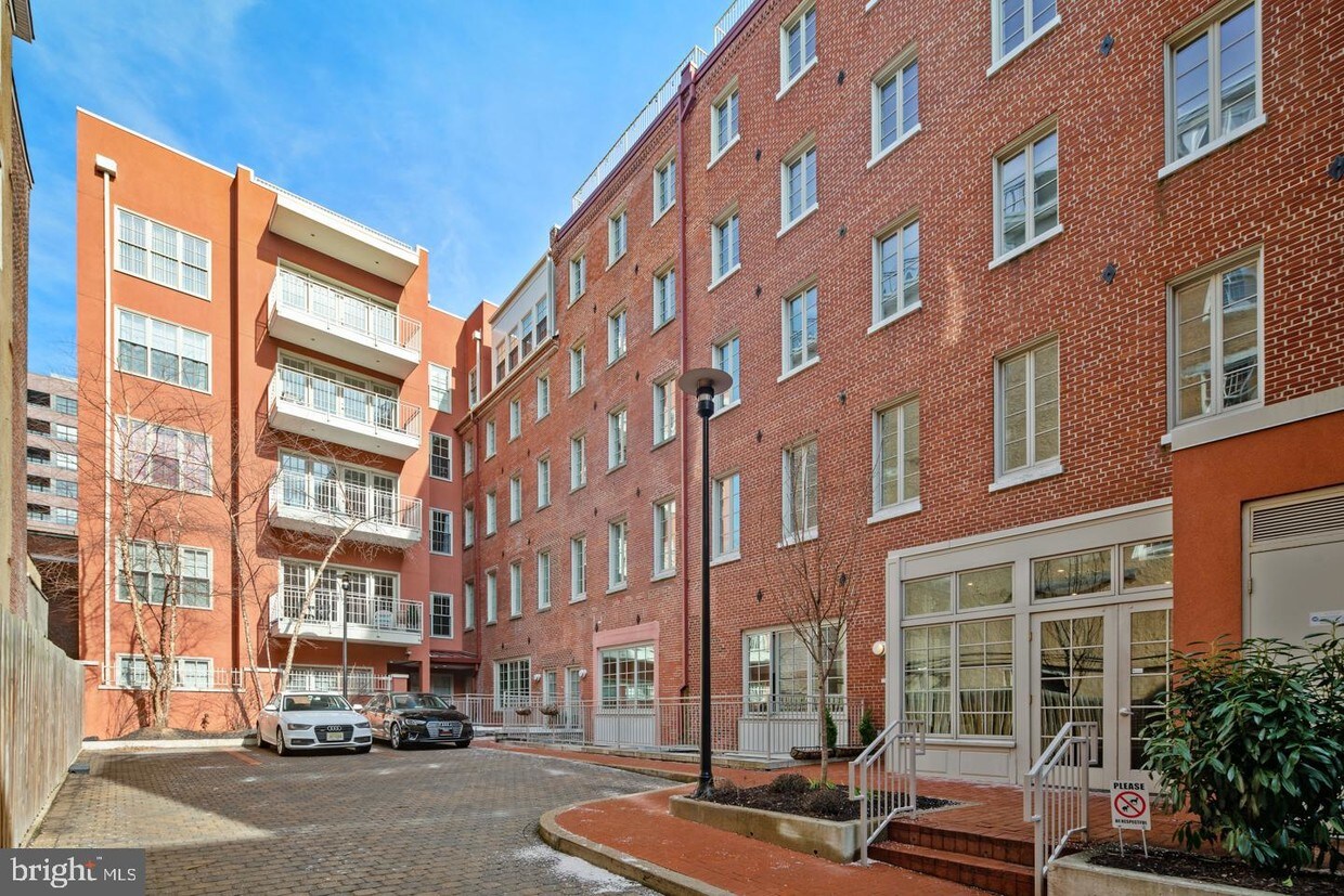 Primary Photo - 20 N Front St