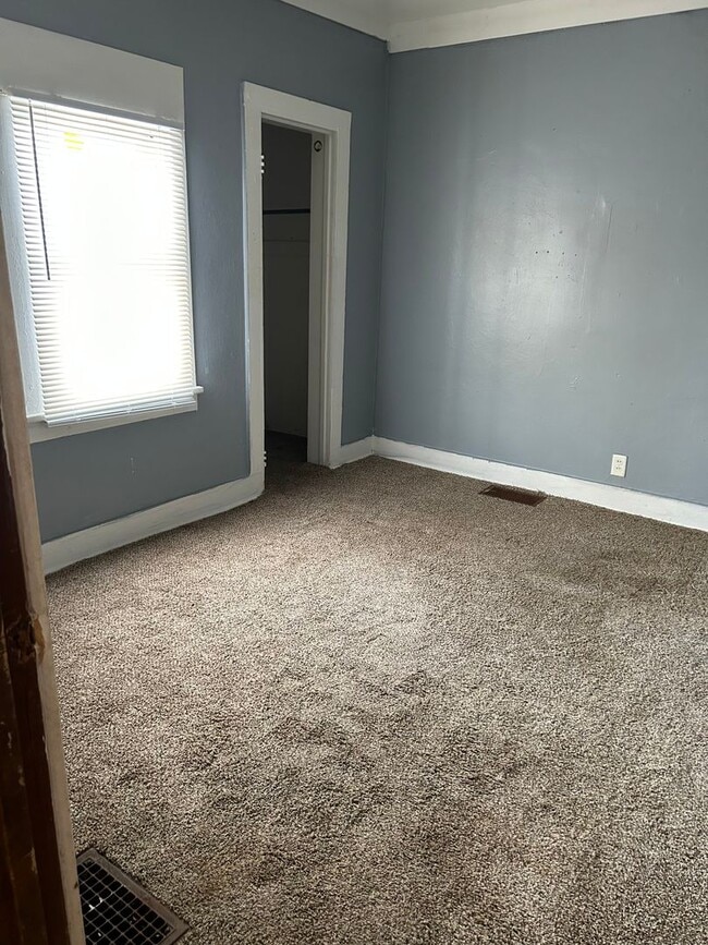 Building Photo - Cute 2 bedroom home - enclosed large back ...