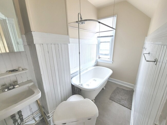 Interior Photo - 1710-14 Bradford