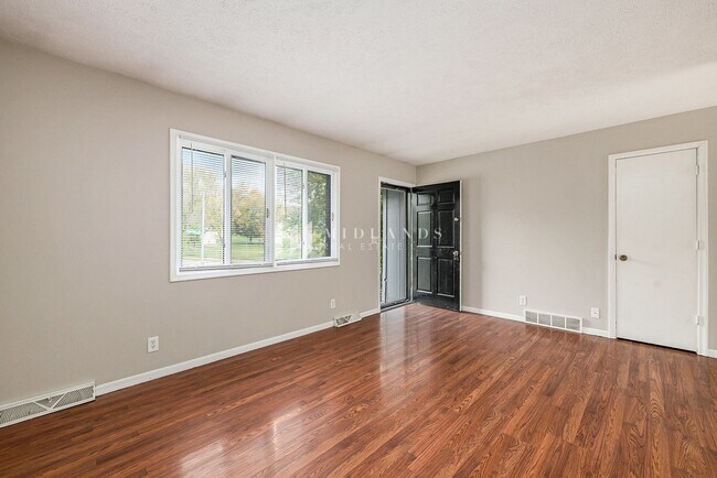 Building Photo - 3 Bedroom Bellevue Home