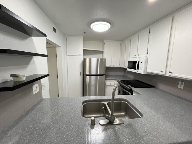 Foto del edificio - Beautiful 1 Bed 1 Bath Furnished Condo *Mo...