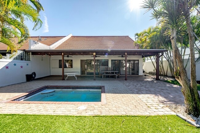 Photo - 665 Jeffery St House