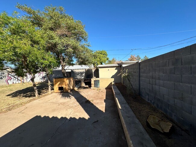 Building Photo - 2 bedroom home in Phoenix