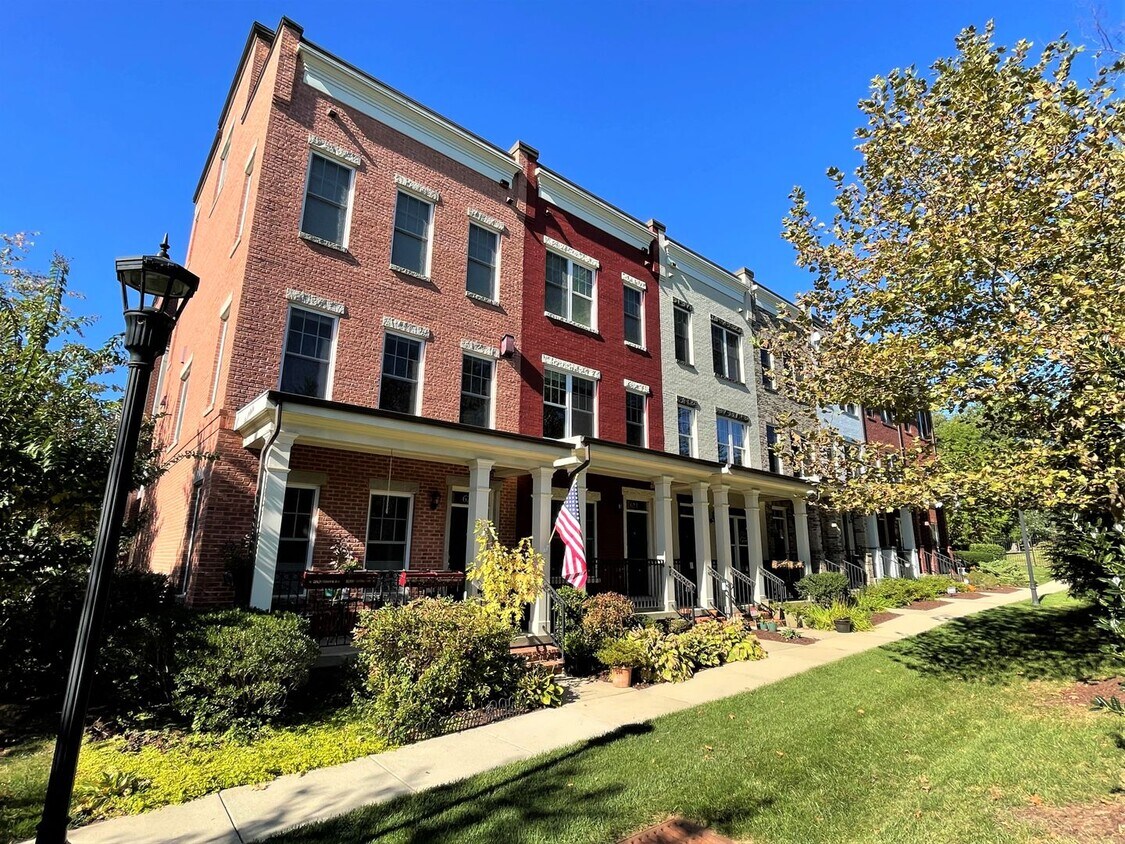 Primary Photo - Lovely 3 BR/3.5 BA Townhome in Brookline!