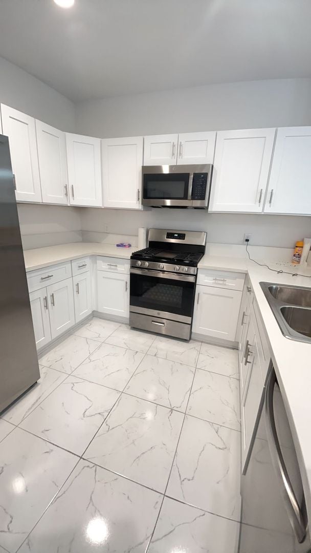 Building Photo - Pacific Legends East