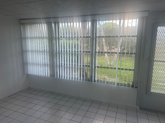 Foto del edificio - 239 Down E Ln