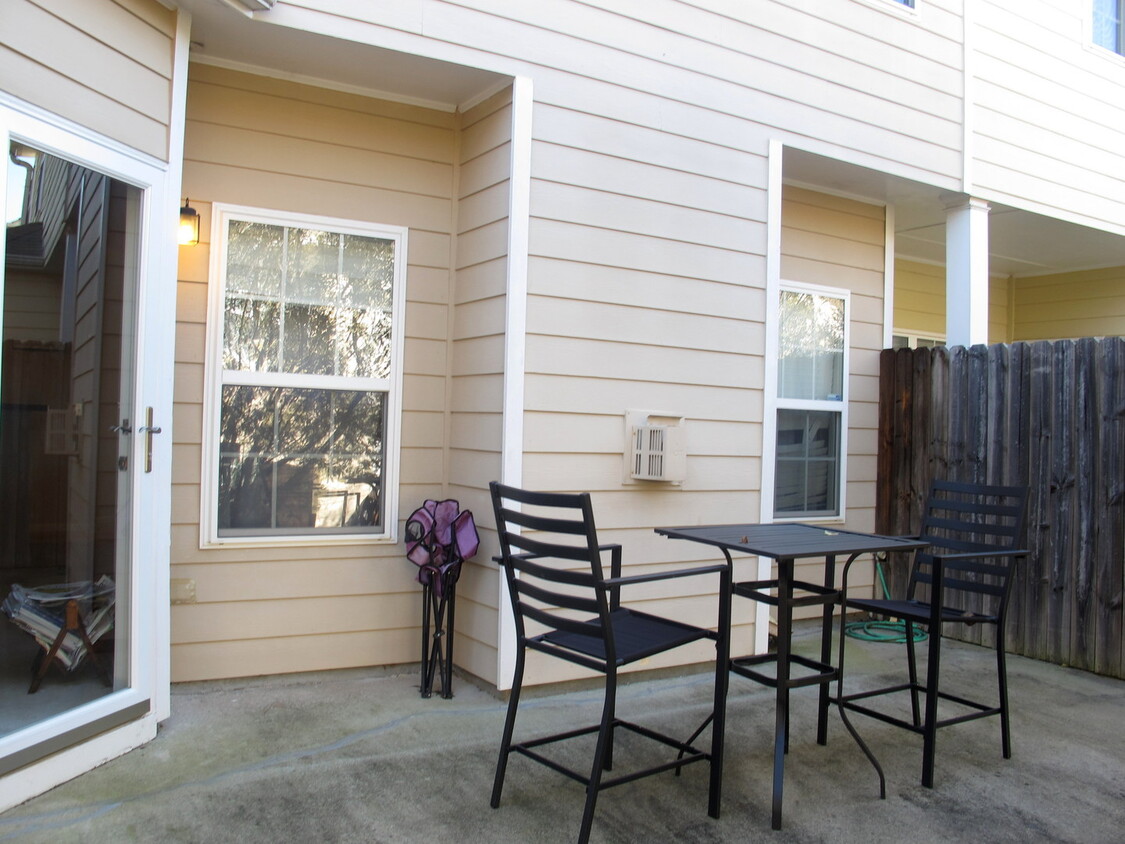 Building Photo - BEAUTIFUL 3 BEDROOM 2.5 BATH TOWN HOME AVA...