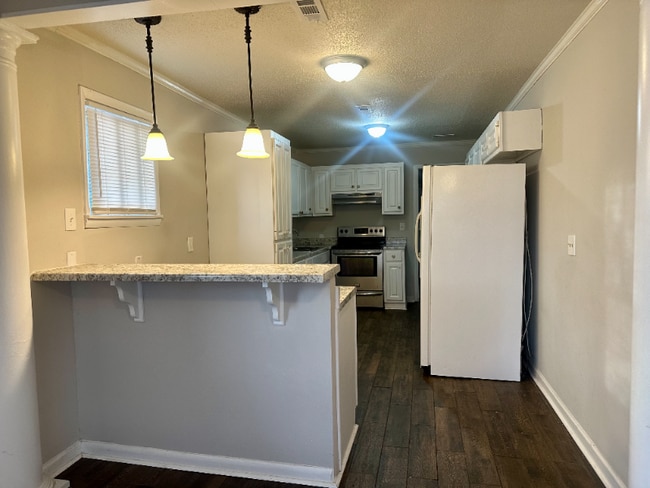 Building Photo - 407 Ponroy St