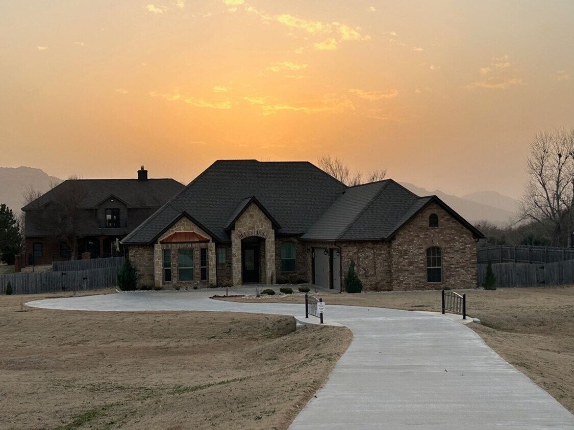 Primary Photo - 4-bedroom with Mountain Views Available NOW!