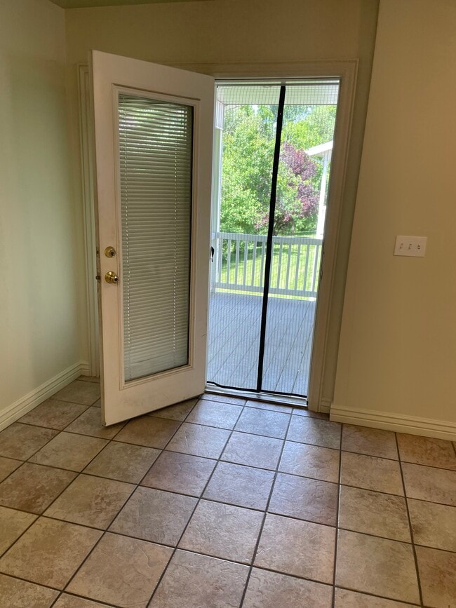 Building Photo - 4067 Hillcrest Cir