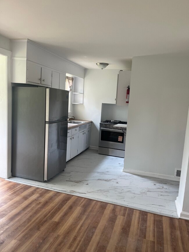 Building Photo - 251 Maple Ave
