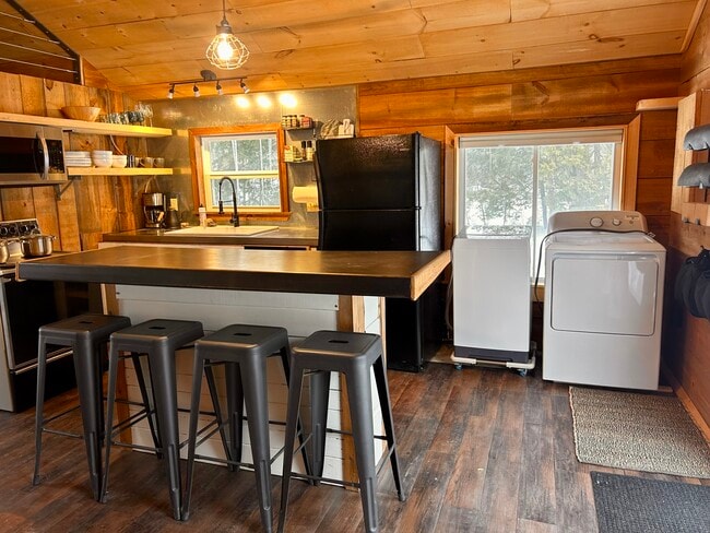 Building Photo - 288 River Rd