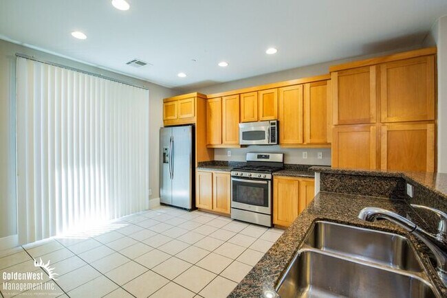 Foto del edificio - Beautiful Tri-level 3Bdm 3.5Ba Townhome ne...