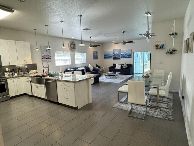 Building Photo - 3 bedroom in Dania Beach FL 33004