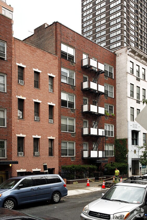Foto principal - 247 E 33rd St
