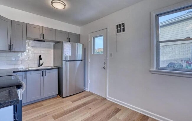 Building Photo - 7233 W Lakefield Dr