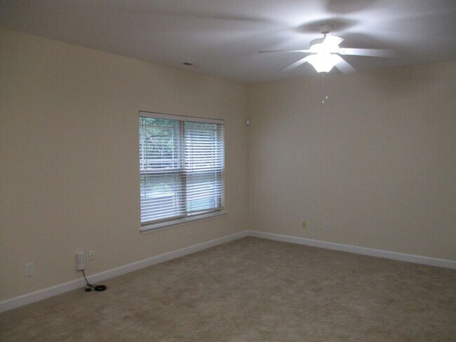 Building Photo - Brick 3 bedroom townhouse for rent in desi...