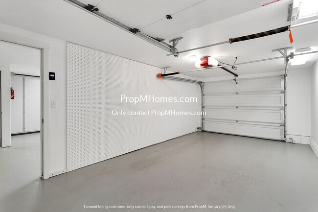 Building Photo - Absolutely Stunning Five Bedroom Home In L...