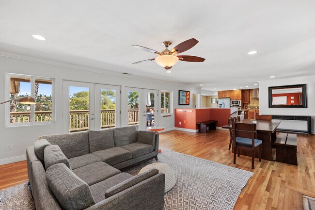 Foto del edificio - 4223 Woodland Dr