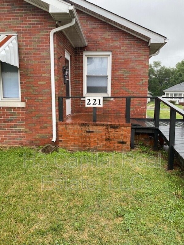 Foto del edificio - 221 W St Louis Ave