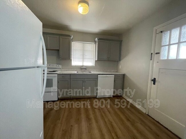 Foto del edificio - 39-43 W 880 N