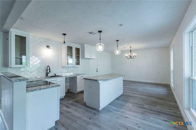 Building Photo - 4013 Valley View Dr