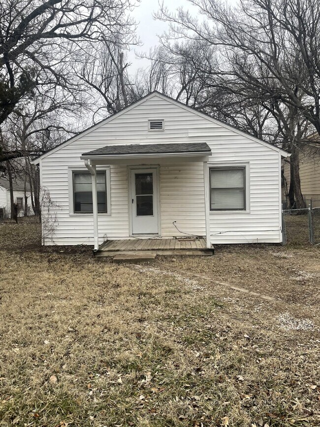 Foto del edificio - "Charming 3-Bed Home with Gleaming Hardwood Floors in Prime Wichita Location!"