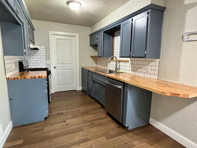 Building Photo - Beautiful Remodeled 4 bed 2 bath!