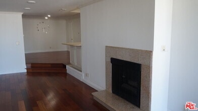 Building Photo - 137 S Palm Dr