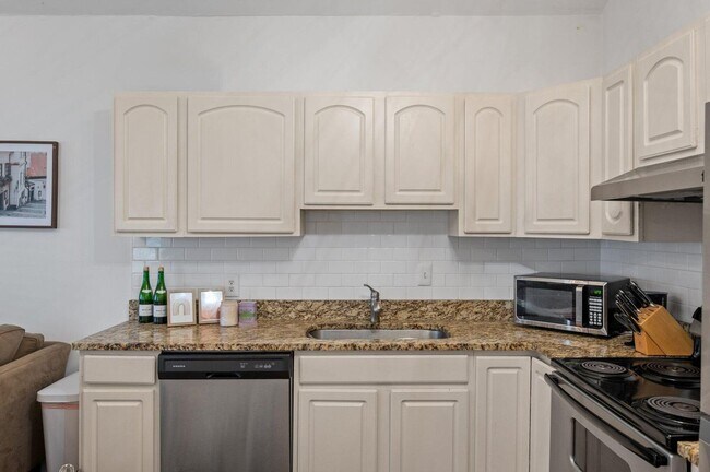 Building Photo - Awesome Three Bedroom One Bath Home - Downtown Charleston - Excellent Location!