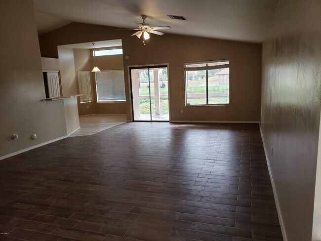 Building Photo - 1583 S Western Skies Dr