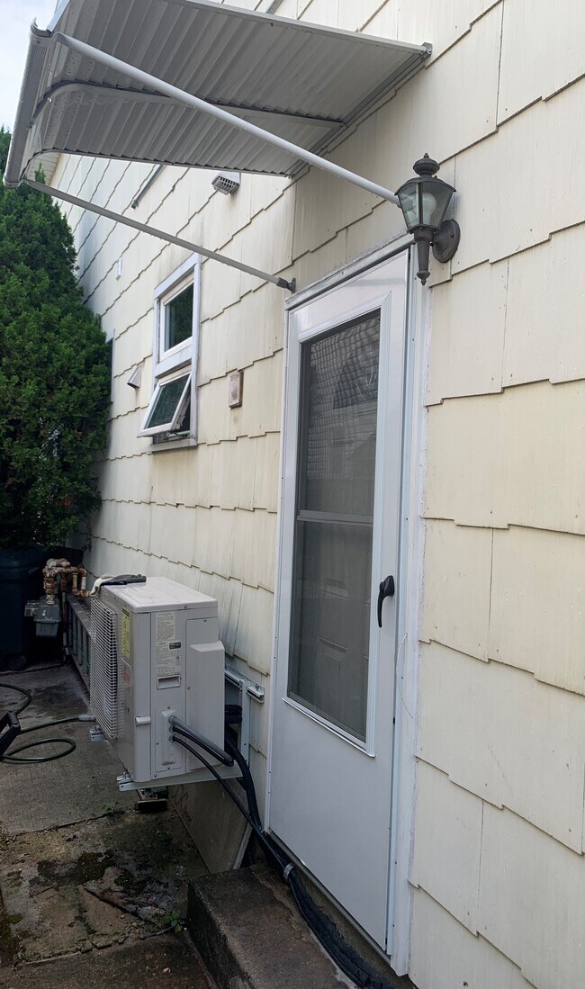 Private Entrance - 142 Charleston Ave