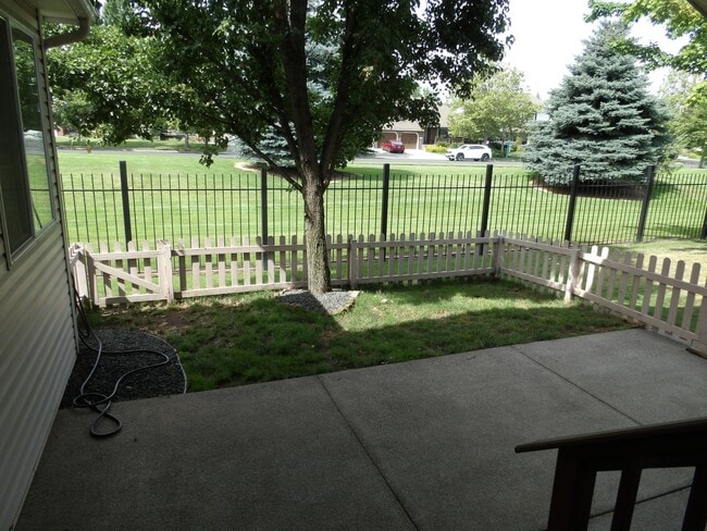 Building Photo - CDA Place Garden Home in Gated Community!