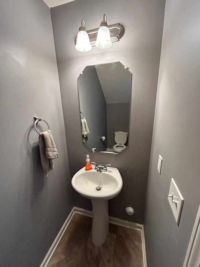 Building Photo - Townhome right for you!