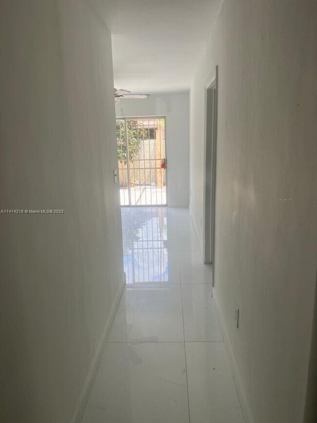 Foto del edificio - 3637 SW 14th St