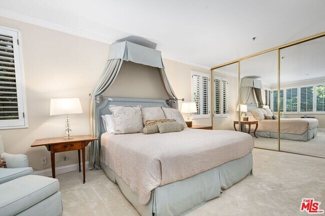 Foto del edificio - 2132 Century Park Ln