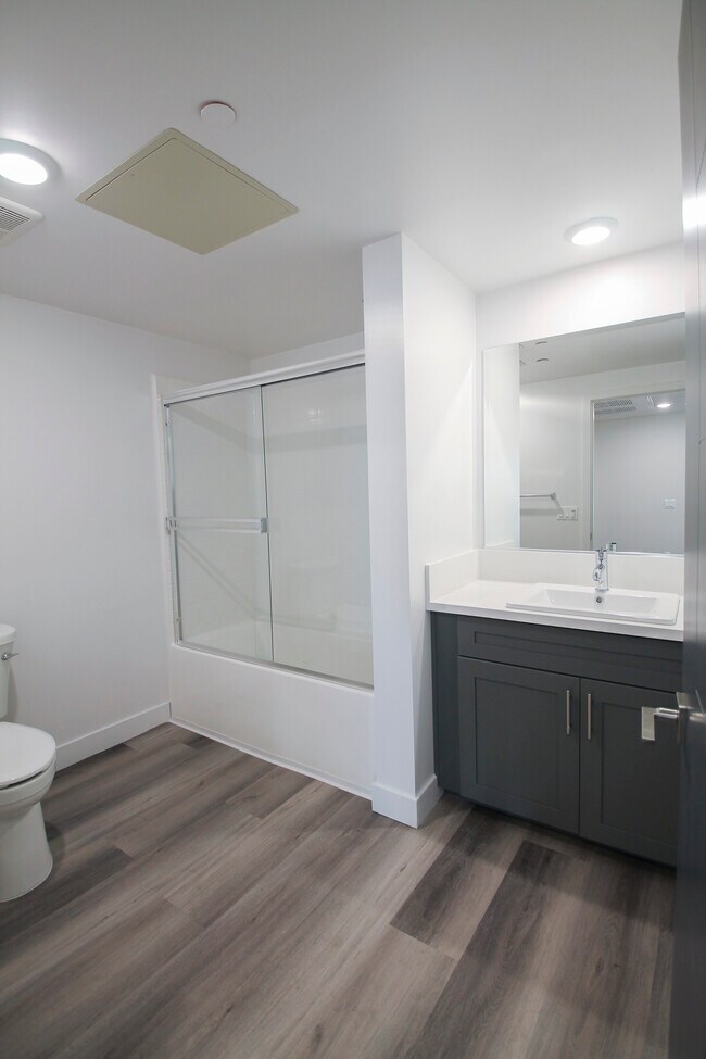 Oxnard View Apartments in Van Nuys, CA