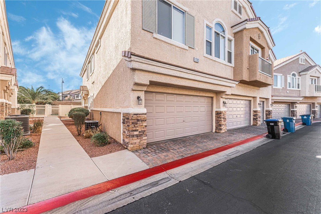 Primary Photo - 1293 Large Cap Dr